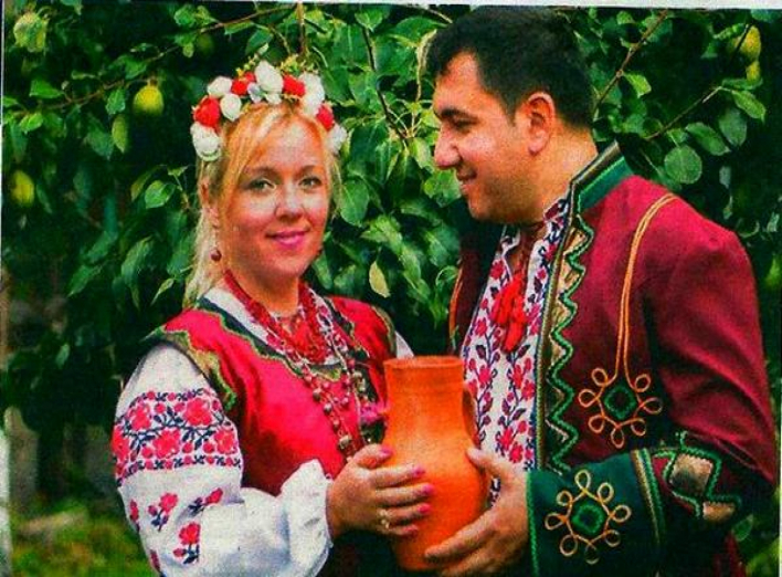 Ірина Стребкова з турецьким чоловіком під ніжинською грушею