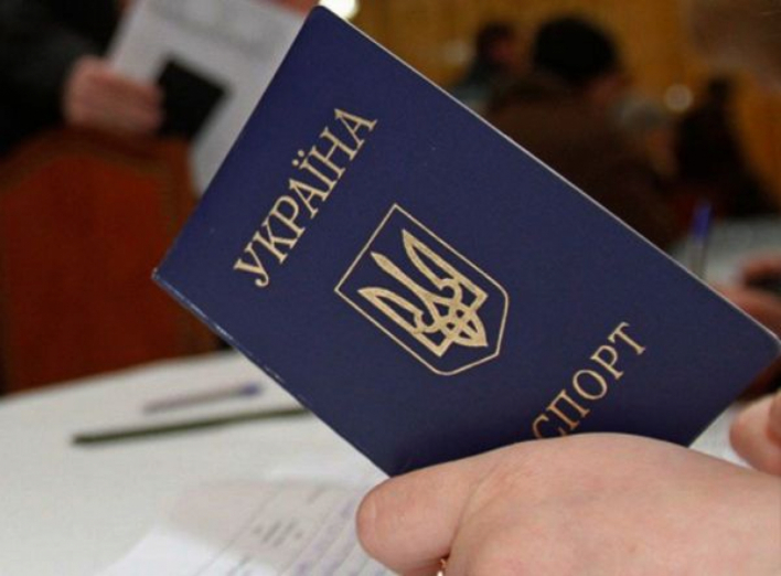 Хто має право вимагати у людини паспорт?