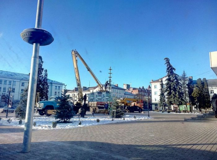 Ялинка, фонтан, фотозони – на площі почали підготовку до новорічного свята. Фото