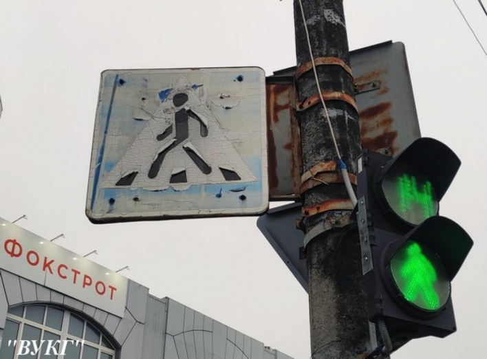 Дорожні знаки, що вже "віджили" своє: коли буде оновлення на автошляхах Ніжина? Фото